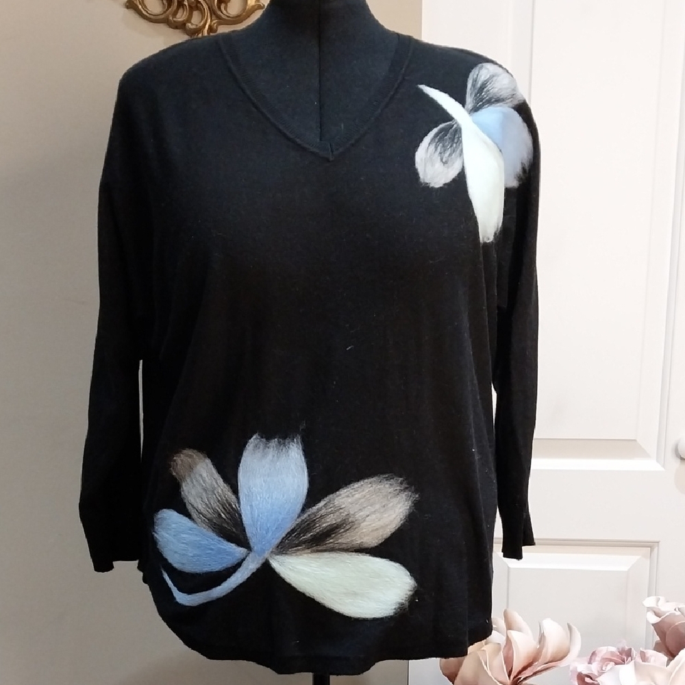 Nwt AAEDA Elegant Black V-Neck Sweater with Floral Design